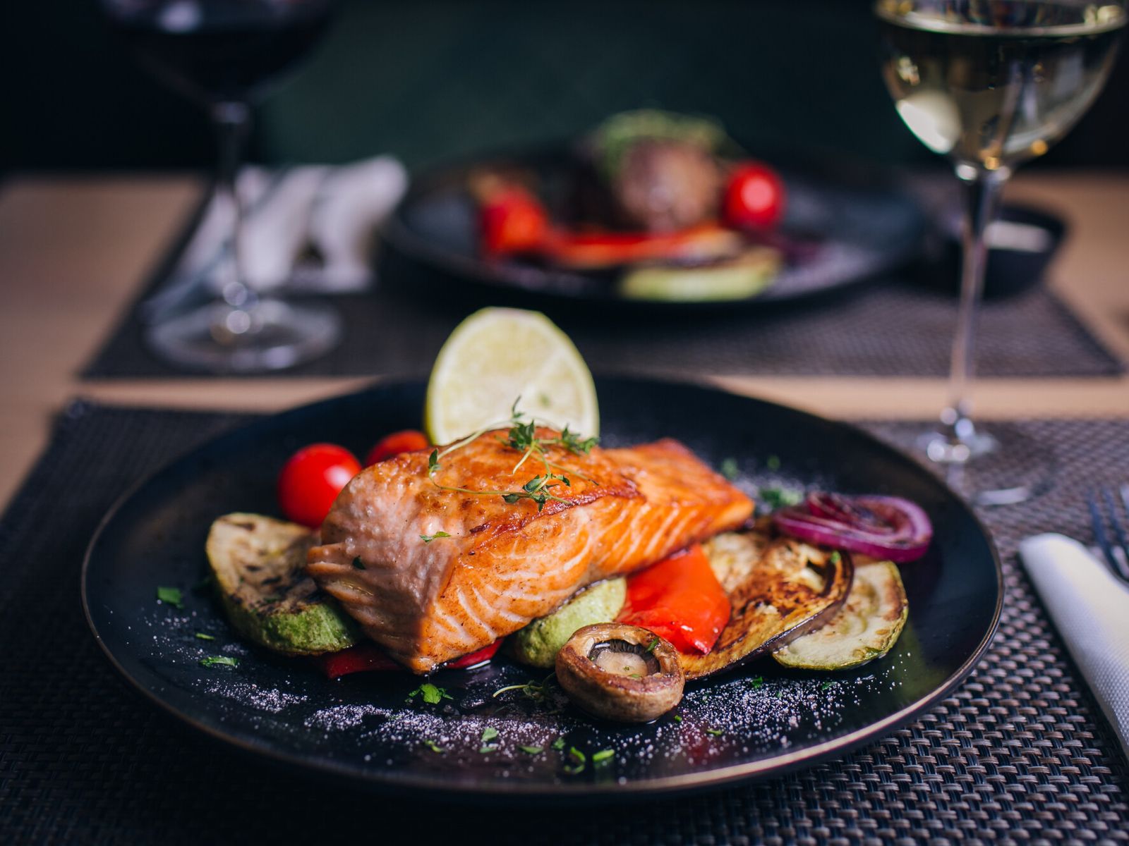 Gdzie zjeść obiad w Mielnie? Najciekawsze restauracje nad morzem — atrakcja sezonowa nad morzem