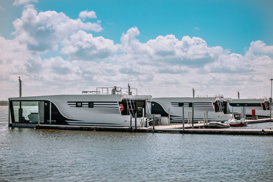 Häuser auf dem Wasser HT Houseboats in Mielno — schwimmende Apartments am Jamno-See mit Zugang zum Ostseestrand