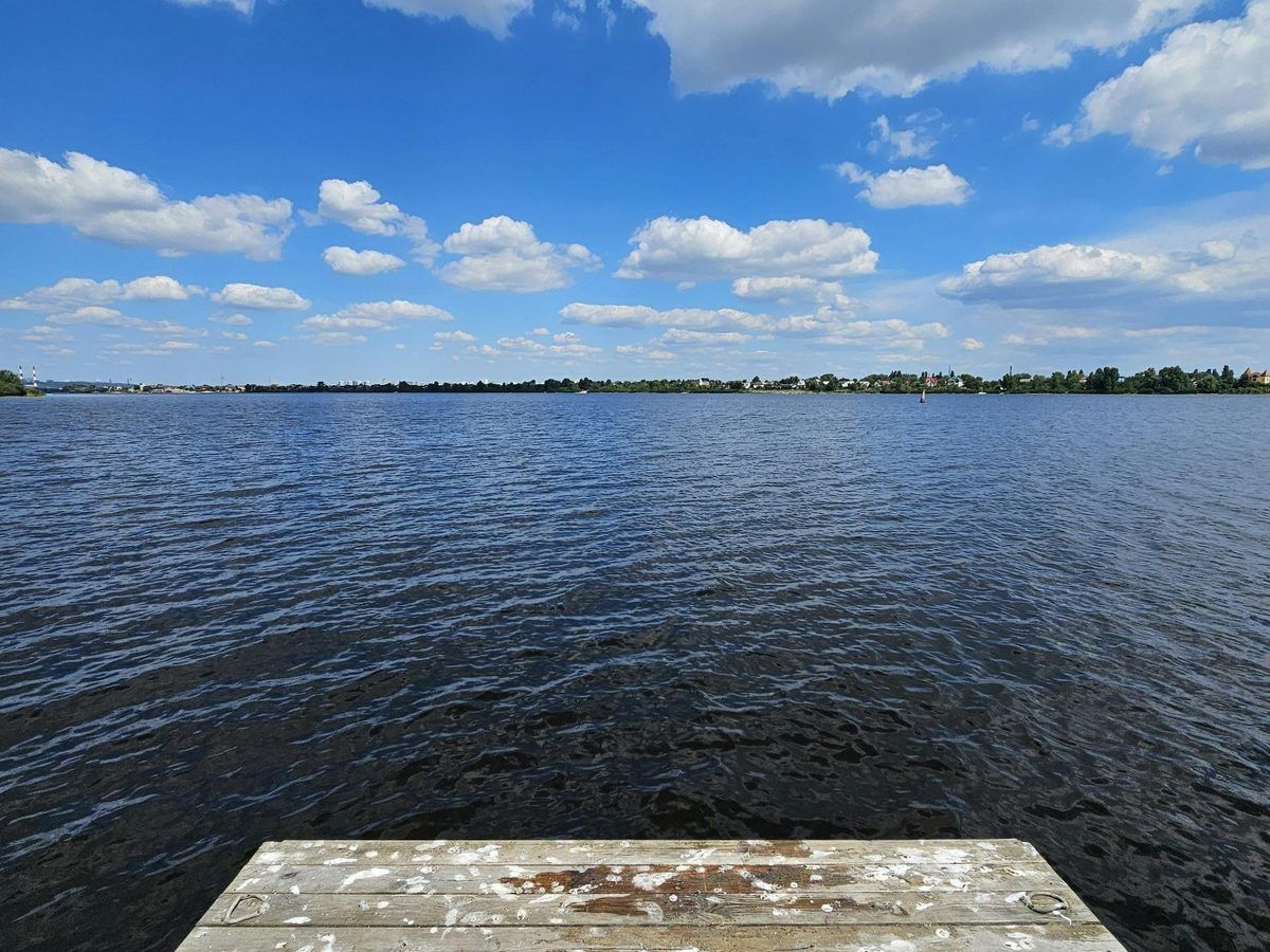 Jamno-See Steg Urlaub Sommer Blick in Mielno — saisonale Attraktion am Meer, Sommersaison