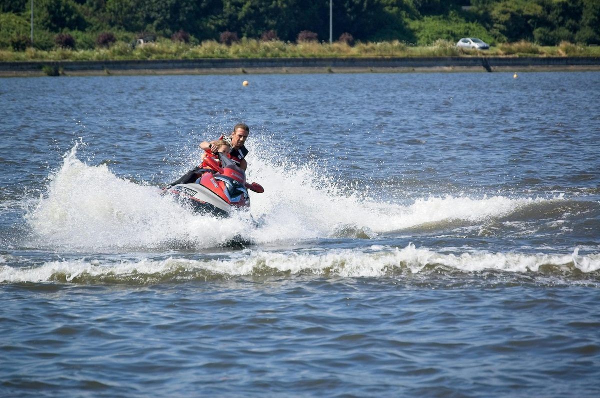 Jetski-Vermietung Mielno Fahrt auf dem Wasser Adrenalin in Mielno — Attraktion für Familien mit Kindern