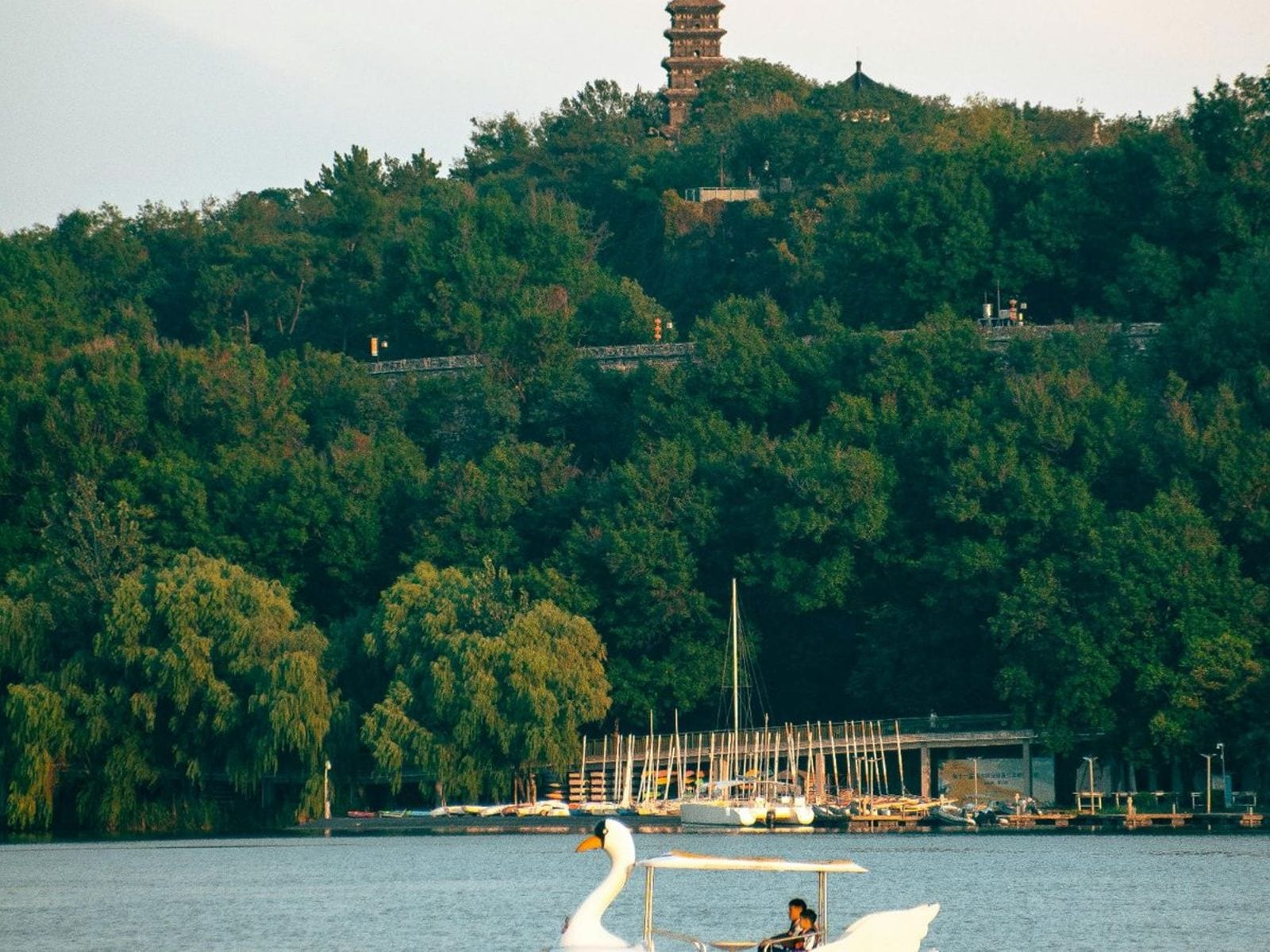 Rowerek wodny w Mielnie — czy lepszy niż plaża? — atrakcja sezonowa nad morzem