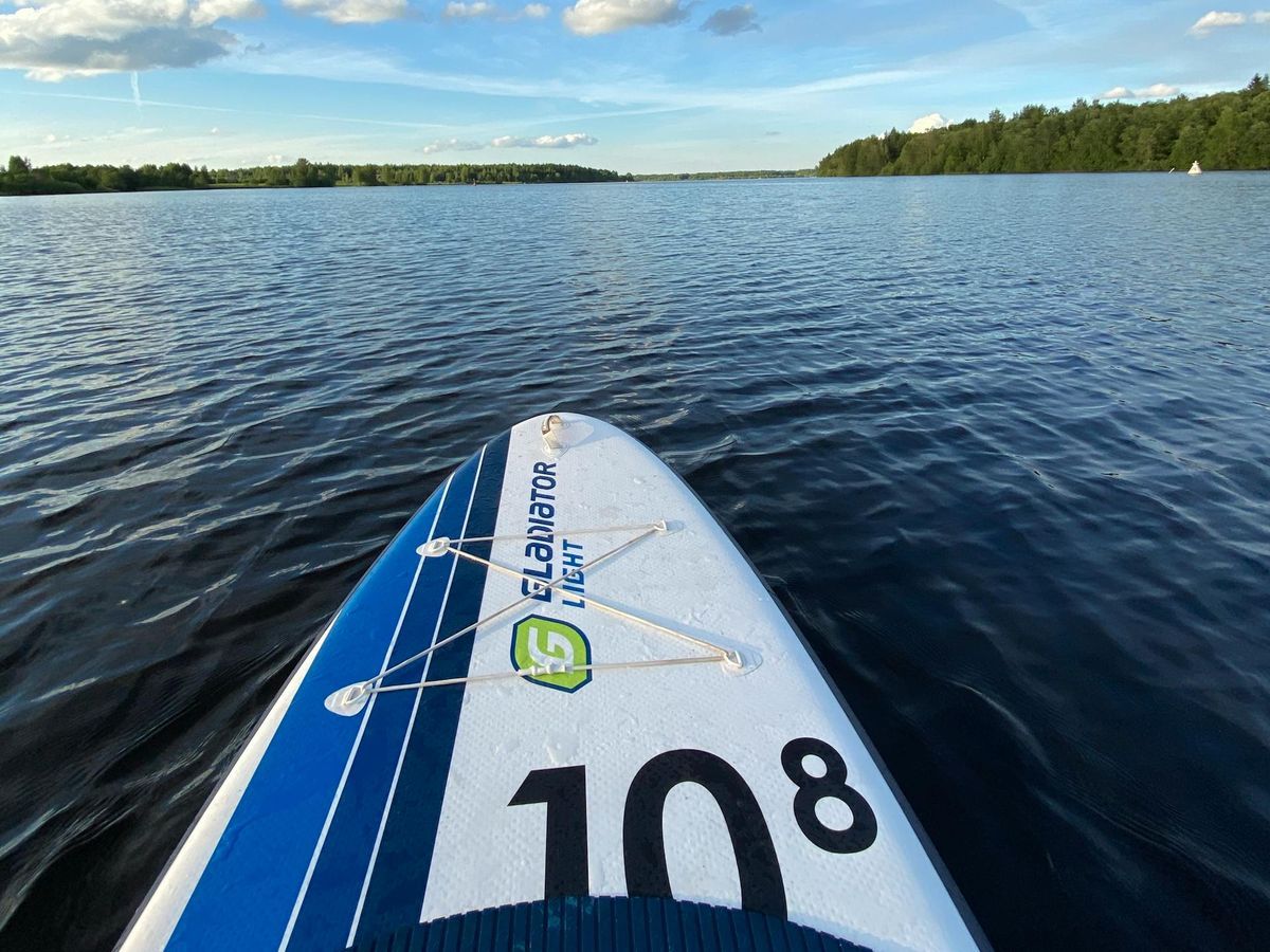 Juni Mielno SUP Jamno-See in Mielno — saisonale Attraktion am Meer, Sommersaison