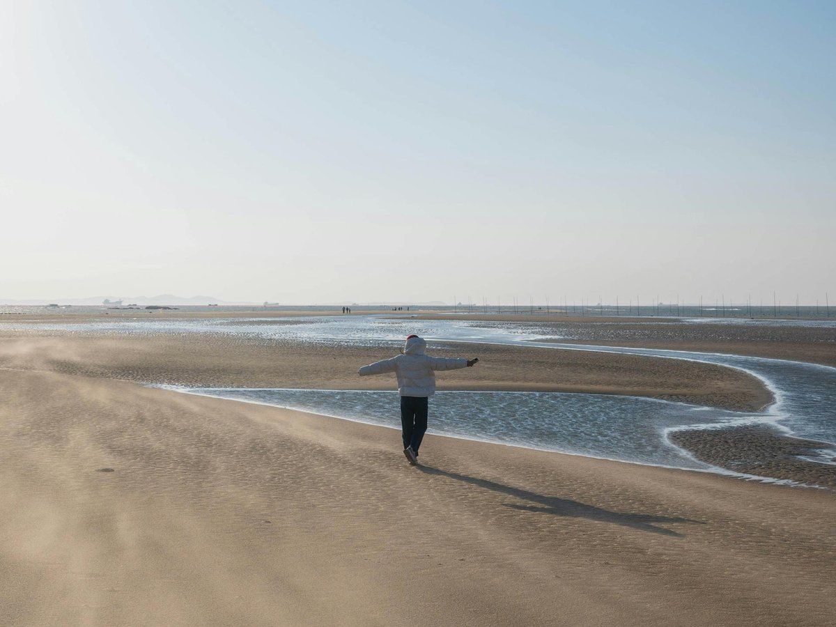 April Mielno leerer Strand Wind in Mielno — saisonale Attraktion am Meer, im Frühling