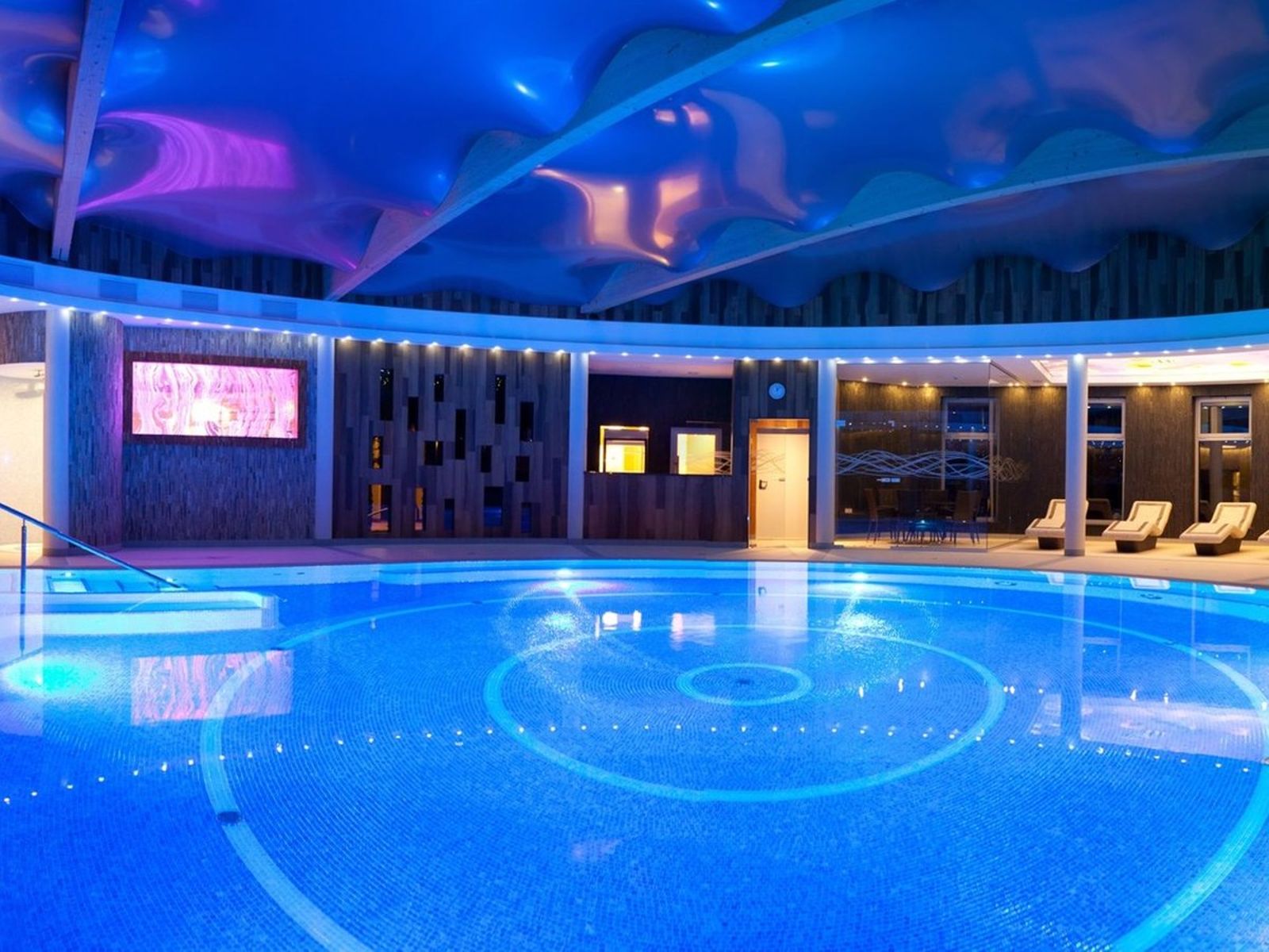Hotel Unitral Mielno SPA zóna bazén v Mielně — turistická atrakce na Baltském moři