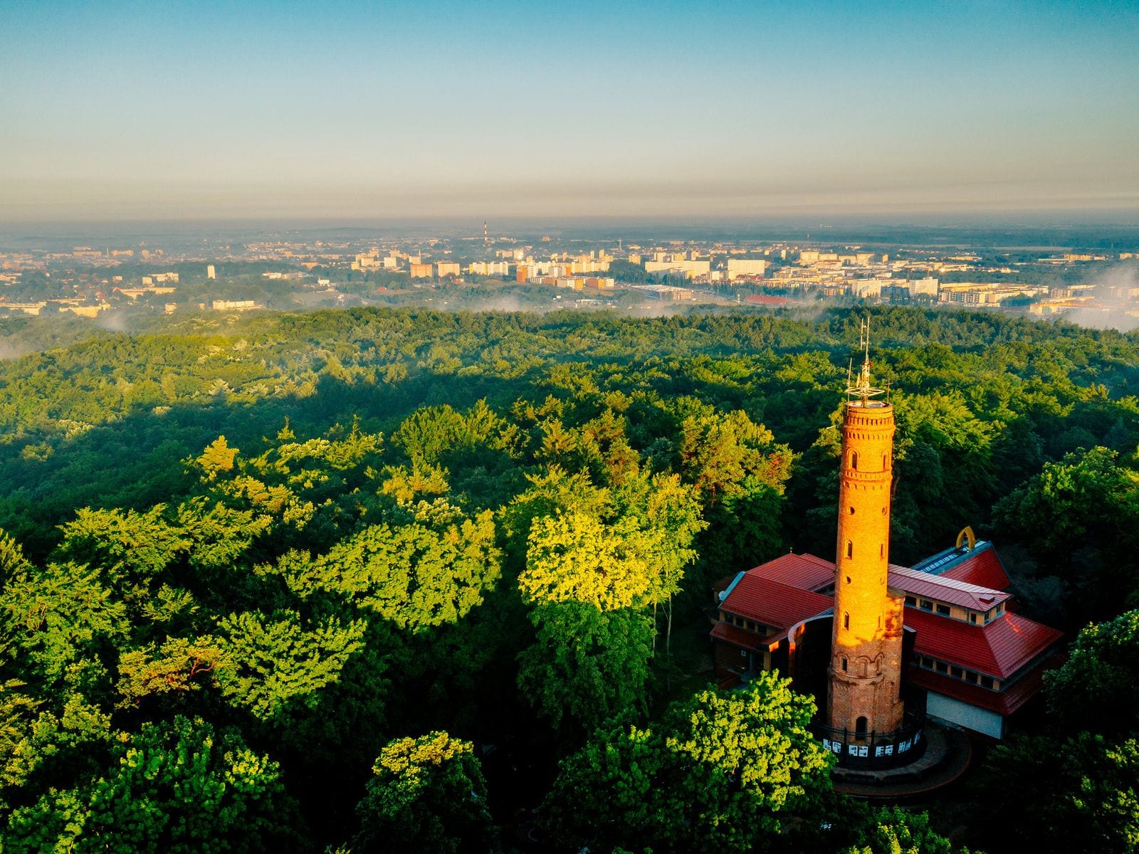 Chełmska-Berg — Sanktuarium und Turm in Koszalin — beliebte Küstenattraktion