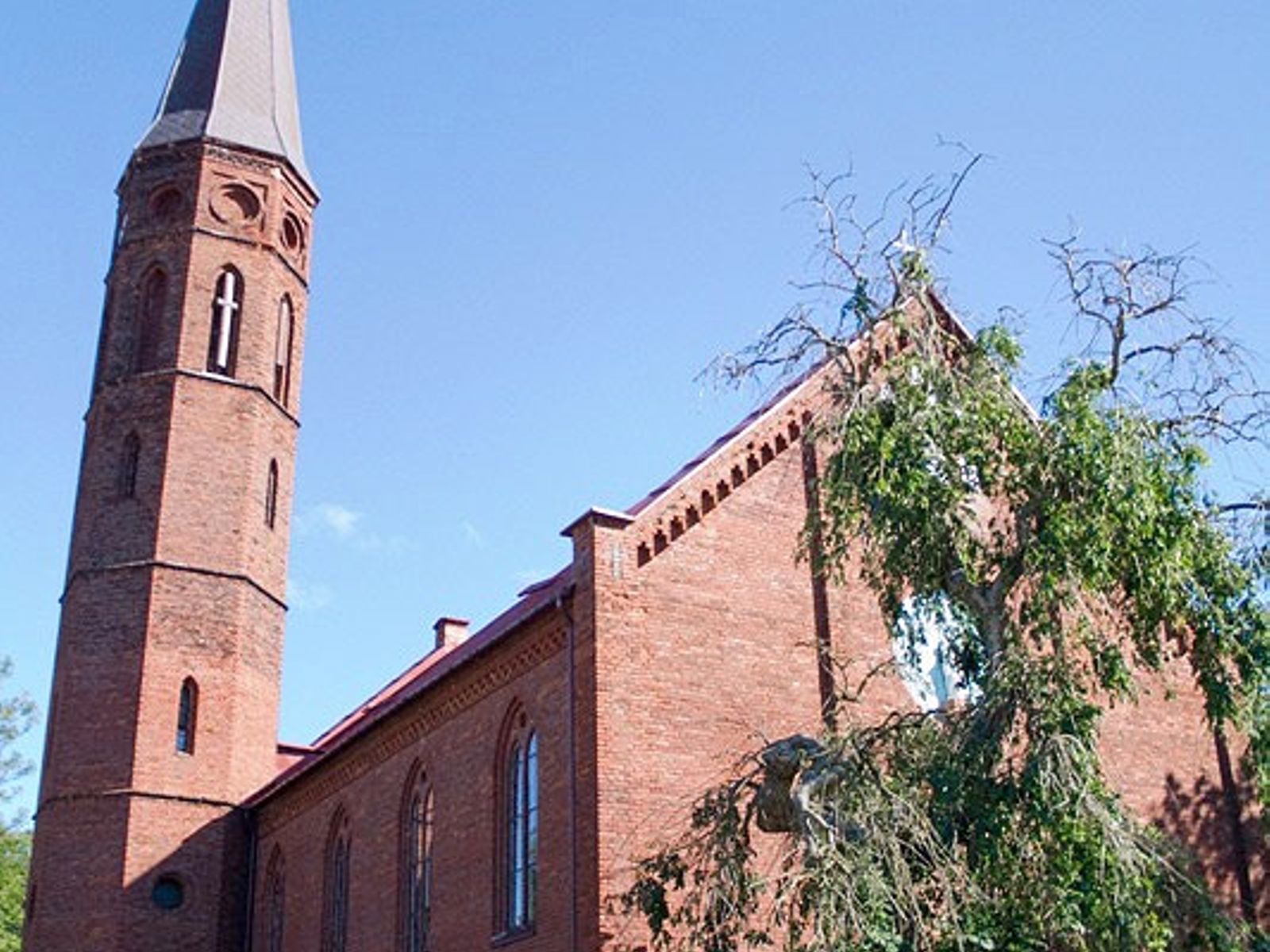 Kościół Wniebowzięcia NMP w Sarbinowie w Sarbinowie — atrakcja sezonowa nad morzem, widok z zewnątrz