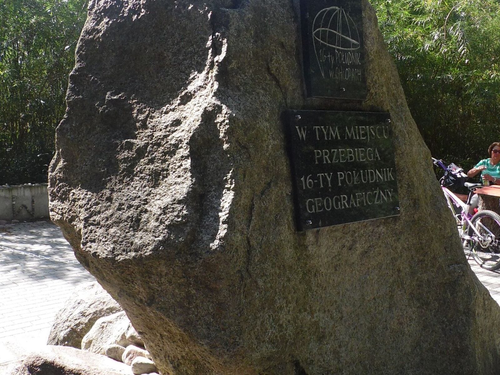 Obelisk 16. Południka w Chłopach w Chłopach — atrakcja dla rodzin z dziećmi