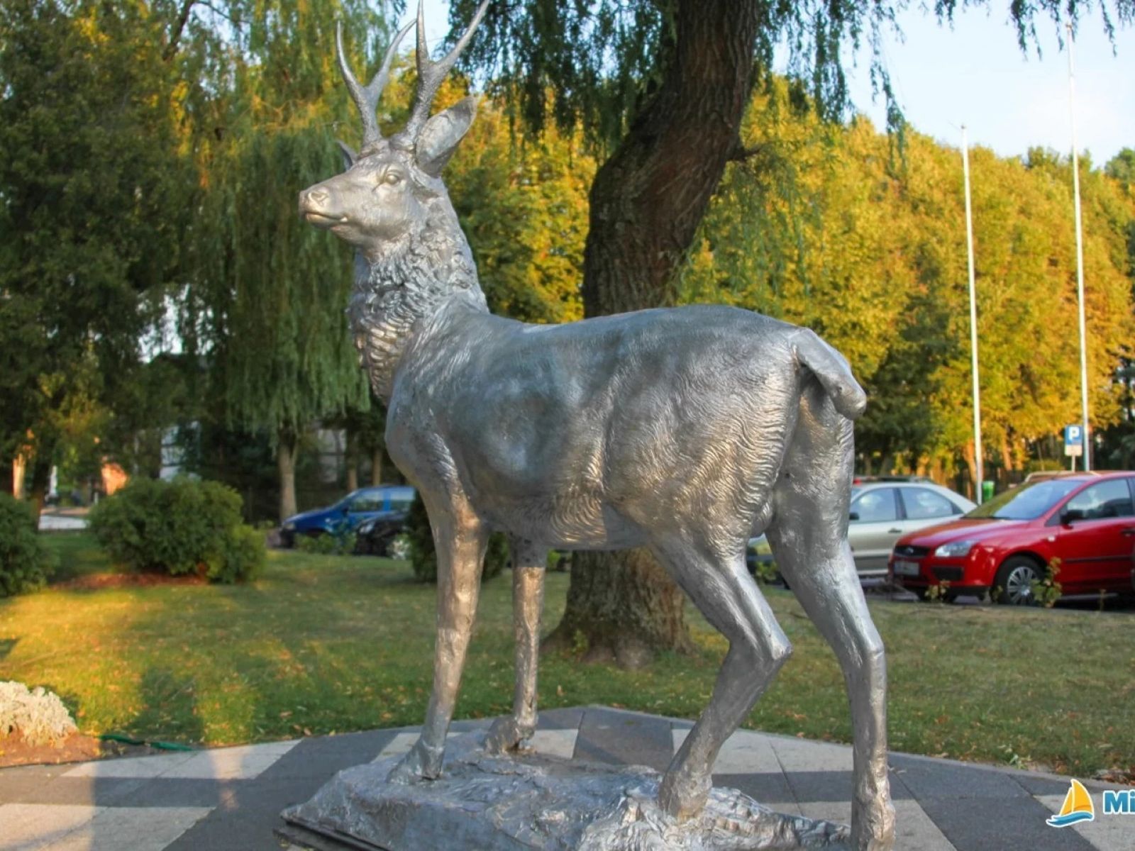 Pomnik Jelenia w Mielnie — symbol kurortu — popularna atrakcja nadmorska