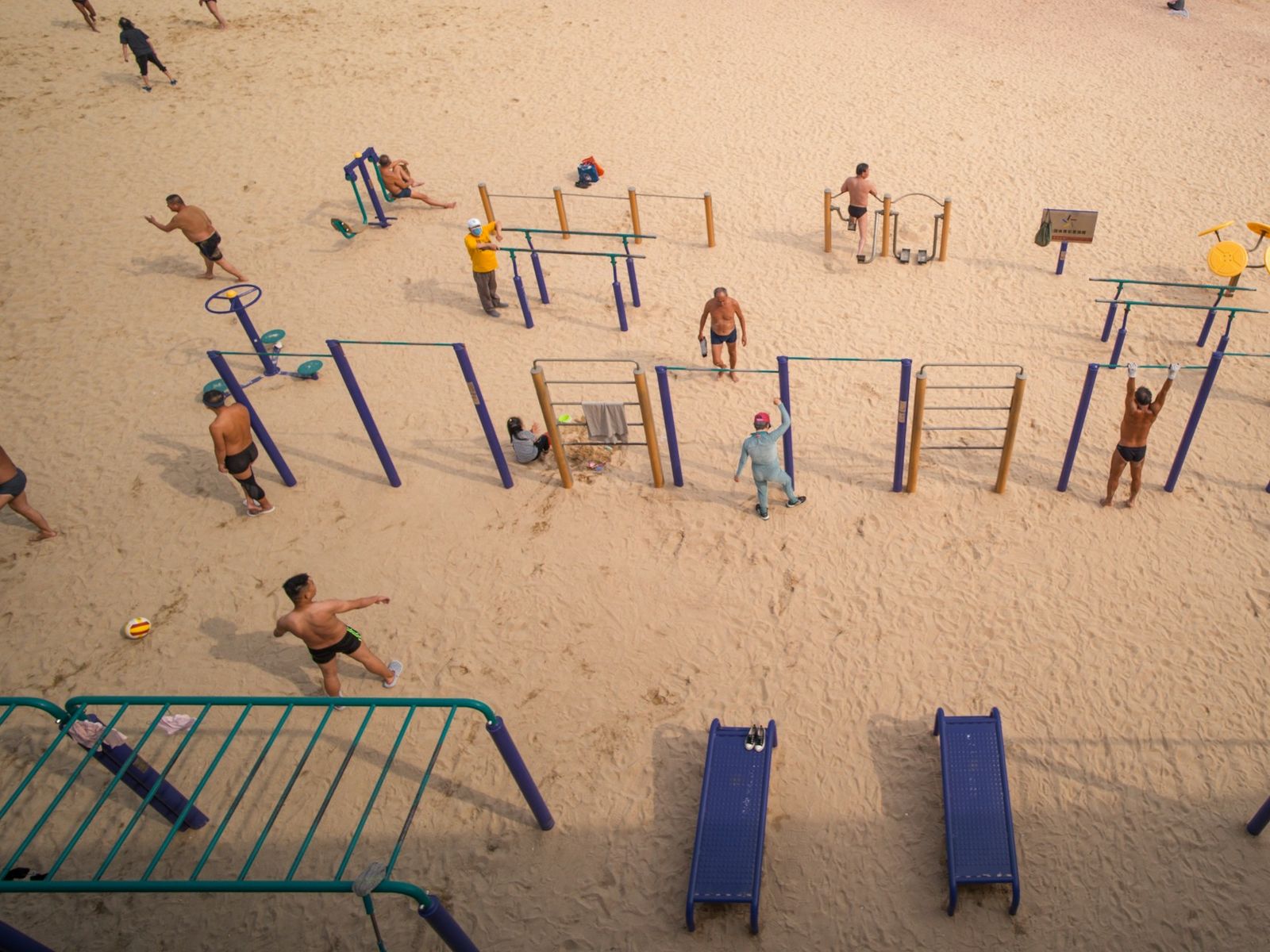 Siłownia plenerowa na plaży w Mielnie — bezpłatna — popularna atrakcja nadmorska